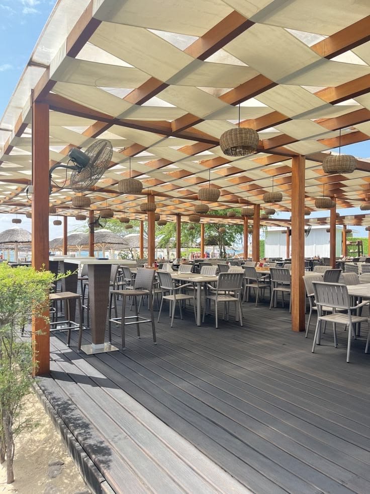 Velaría arquitectónica instalada en un restaurante