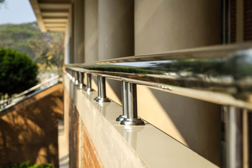 Instalación de pasamanos y escaleras en acero inoxidable